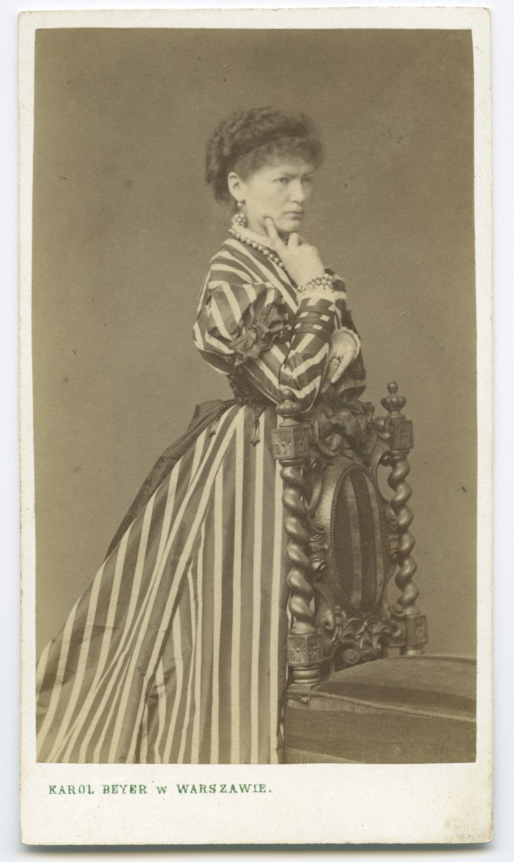 Portret kobiety w pasiastej sukni