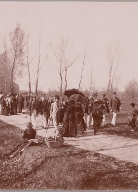 Członkowie Warszawskiego Towarzystwa Wioślarskiego na Saskiej Kępie, majówka inaugurująca sezon 1892