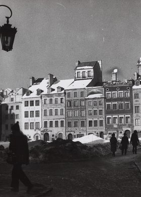 Rynek Starego Miasta zimą, widok na kamienice strony Dekerta