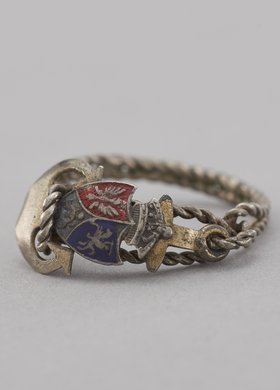 Pierścionek z trójpolowym kartuszem z herbami Korony, Litwy i Rusi