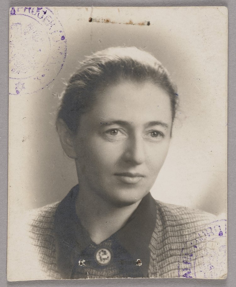 Fotografia legitymacyjna Aliny Scholtz