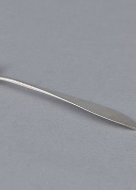 Para solniczek na delfinach, z łyżeczkami