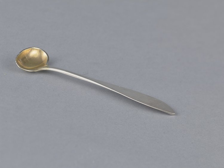 Para solniczek na delfinach, z łyżeczkami