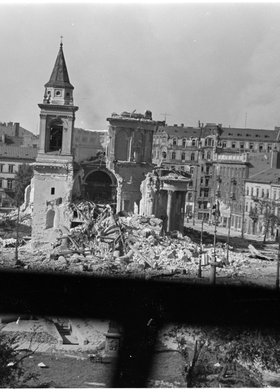Panorama placu Trzech Krzyży z ruinami kościoła św. Aleksandra