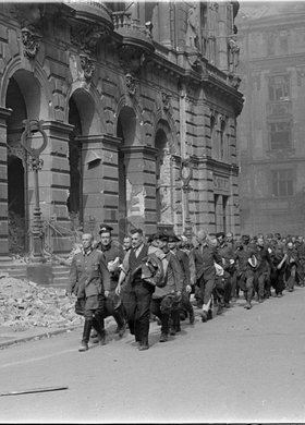 Grupa jeńców prowadzona ulicą Jasną