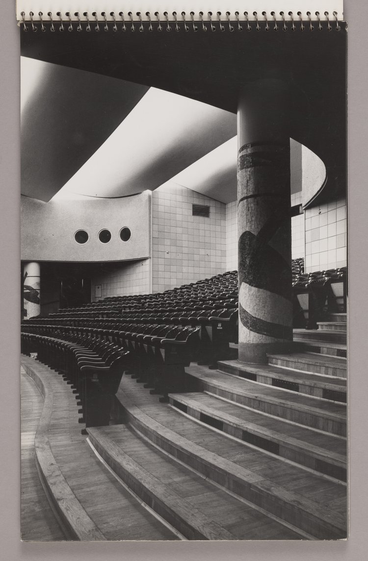 Kino Skarpa, wnętrze sali kinowej