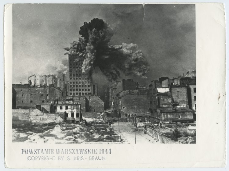 Powstanie warszawskie. Wybuch pocisku na gmachu Prudentialu