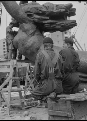 Montaż pomnika Bohaterów Warszawy 1939-1945 na placu Teatralnym
