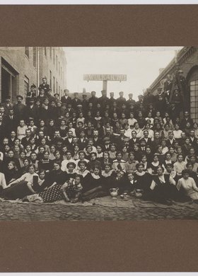 Portret zbiorowy pracowników Warszawskiego Towarzystwa Fabryk Wyrobów Metalowych i Emaliowanych "Wulkan"