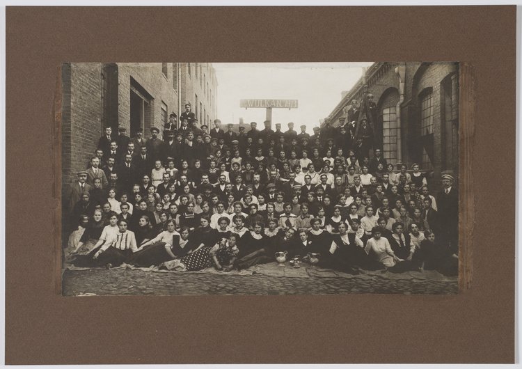 Portret zbiorowy pracowników Warszawskiego Towarzystwa Fabryk Wyrobów Metalowych i Emaliowanych "Wulkan"