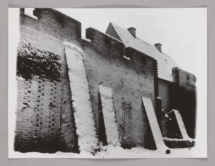 Fragment murów obronnych Starego Miasta zimą