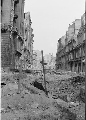 Groby na skwerze u zbiegu ulic Jasnej i Zgoda