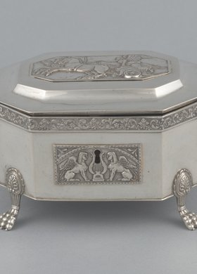 Cukiernica skrzynkowa ze sfinksami i kwadrygą