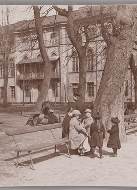 Dzieci w Ogrodzie Saskim