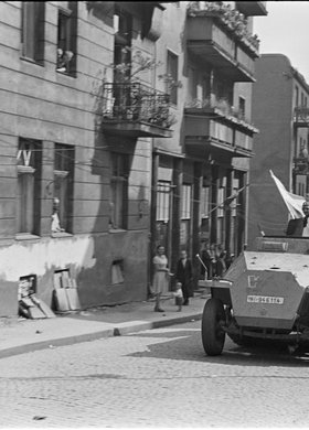 Powstańcy w zdobytym transporterze na ulicy Tamka