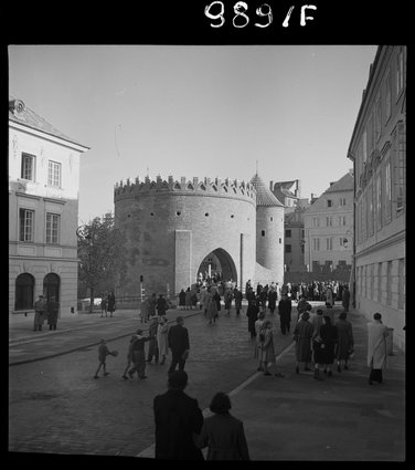 Barbakan i ulica Nowomiejska