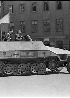 Powstańcy w zdobytym transporterze na ulicy Mikołaj Kopernika