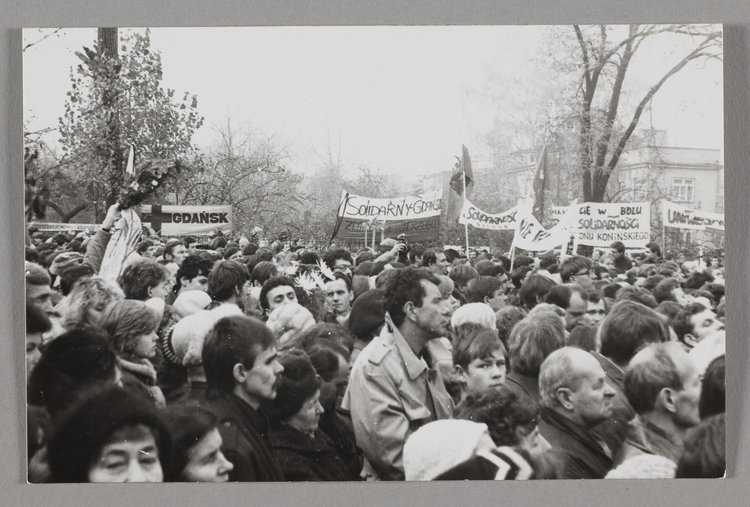 Pogrzeb bł. ks. Jerzego Popiełuszki - tłum ludzi uczestniczących w nabożeństwie i trzymających transparenty