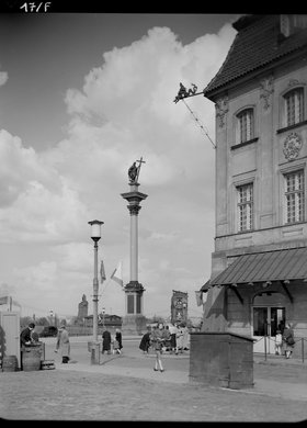 Widok z ulicy Senatorskiej na plac Zamkowy i Kolumnę Zygmunta