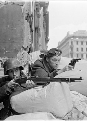 Powstańcy na stanowisku w bramie kamienicy przy ulicy Mazowieckiej 11