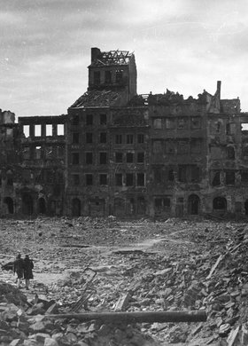 Rynek Starego Miasta, zrujnowane kamienice strony Dekerta