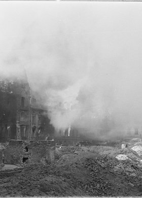 Płonące domy przy ulicy Ordynackiej i na Nowym Świecie