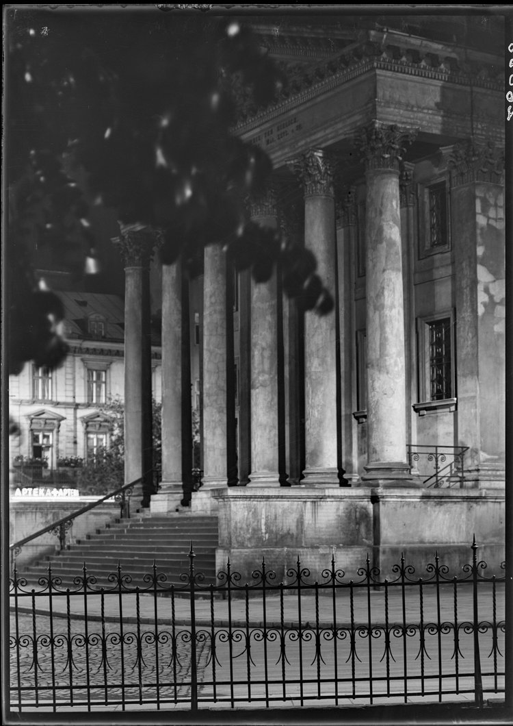 Portyk kolumnowy kościoła św. Aleksandra na placu Trzech Krzyży