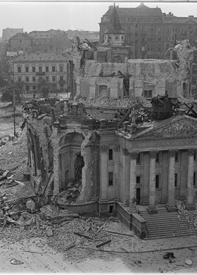 Panorama placu Trzech Krzyży i ruiny kościoła św. Aleksandra