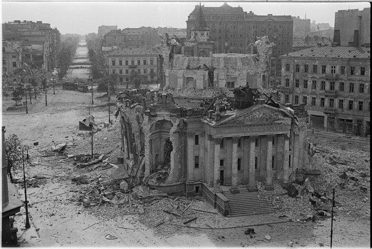 Panorama placu Trzech Krzyży i ruiny kościoła św. Aleksandra