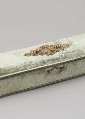 Pudełko na rękawiczki damskie z ozdobnym okuciem na wieczku