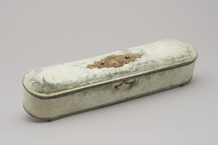 Pudełko na rękawiczki damskie z ozdobnym okuciem na wieczku