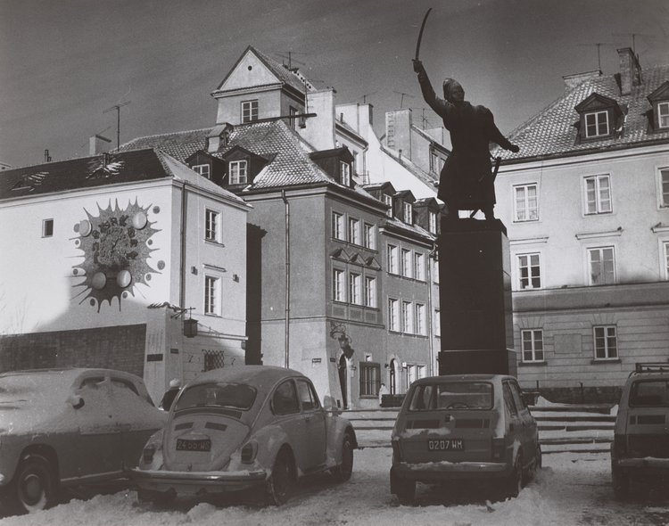 Pomnik Kilińskiego i kamienice Starego Miasta zimą
