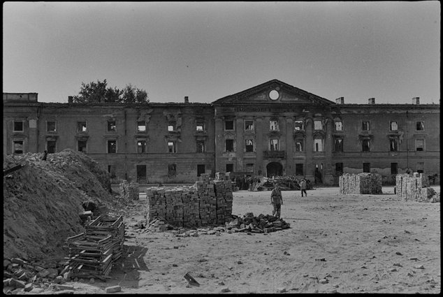 Zniszczony budynek dawnych Koszar Artylerii Koronnej