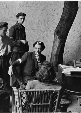 Grupa powstańców w ogródku kawiarni "U Aktorek"