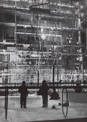 Widok wnętrza sceny Teatru Wielkiego Opery Narodowej przy placu Teatralnym 1