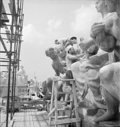 Budowa MDM (Marszałkowskiej Dzielnicy Mieszkaniowej), prace wykończeniowe przy grupach rzeźb zdobiących budynki