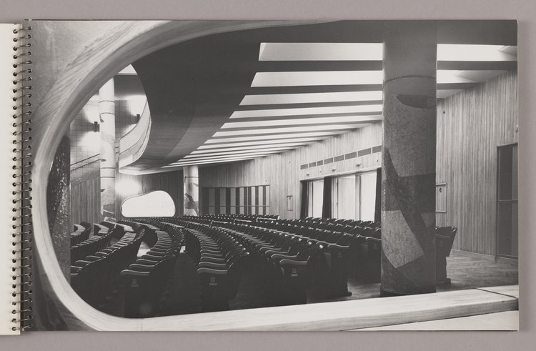 Kino Skarpa, parter we wnętrzu sali kinowej