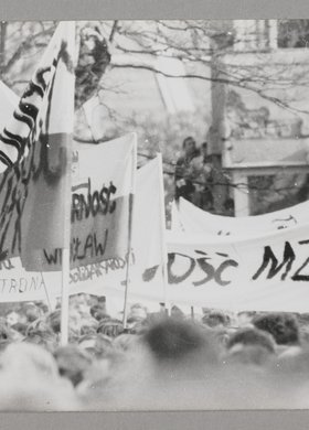 Pogrzeb bł. ks. Jerzego Popiełuszki - tłum ludzi trzymających transparenty NSZZ "SOLIDARNOŚĆ"