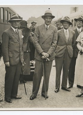 Minister Spraw Zagranicznych Józef Beck z małżonką i pracownikami ministerstwa na dworcu