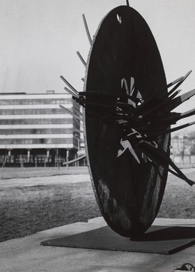 Rzeźba "Planetoida" Henryka Wróblewskiego z I Biennale Rzeźby w Metalu