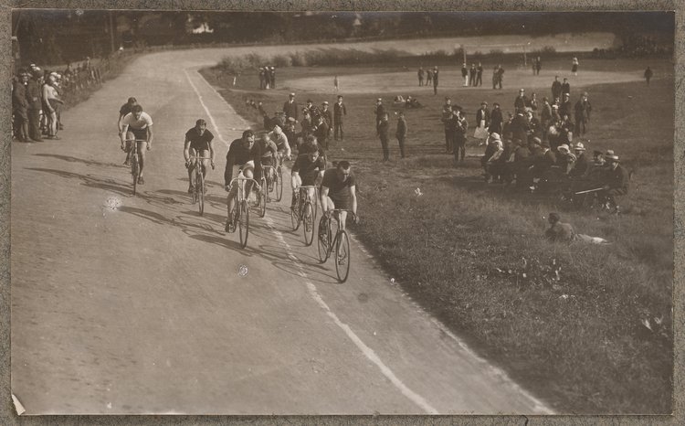 Album z fotografiami cyklistów na Dynasach