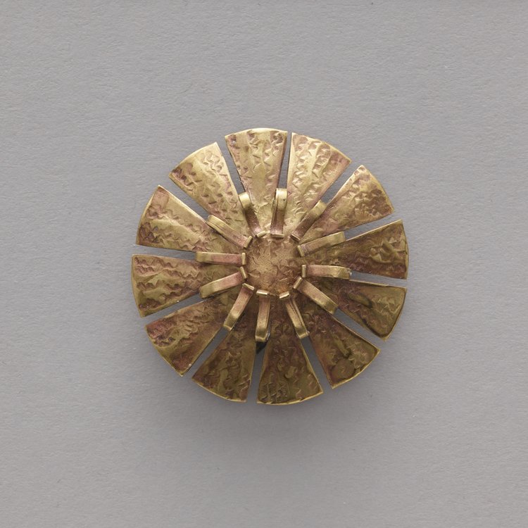 Broszka mosiężna w kształcie dwunastopłatkowego kwiatu