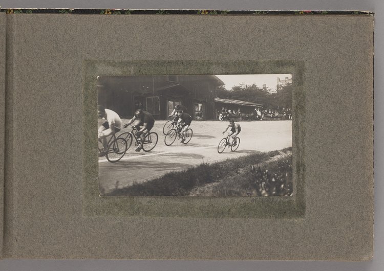 Album z fotografiami cyklistów na Dynasach