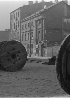 Zaczątek barykady na Nowym Świecie u wylotu ulicy Ordynackiej