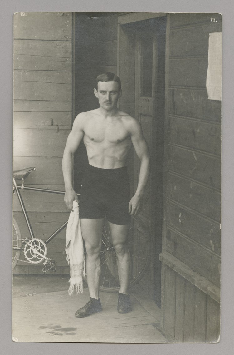 Portret Tadeusza Lenartowicza przed szatnią na Dynasach