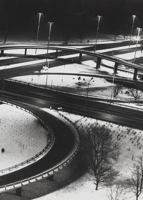 Fragment Trasy Łazienkowskiej nocą