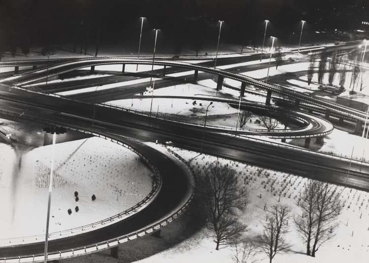 Fragment Trasy Łazienkowskiej nocą