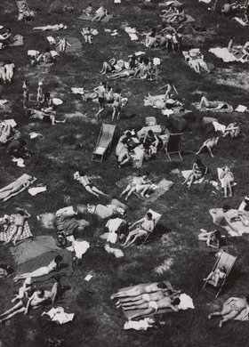 Beachgoers on a hot day by the Vistula (?)