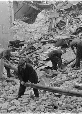 Odgruzowywanie zburzonej oficyny kamienicy przy ulicy Pańskiej 28