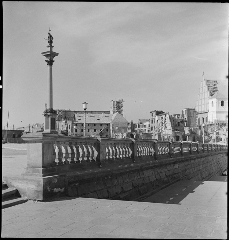 Plac Zamkowy, widok od strony schodów prowadzących na Trasę W-Z